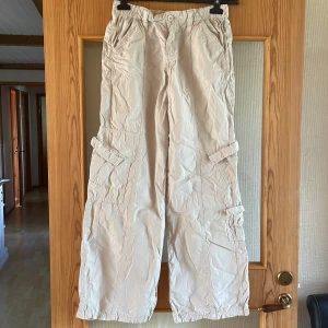 Y2K Cargo byxor - Säljer mina Y2K cargo pants då jag inte använder dom!  Kontakta gärna vid frågor;)