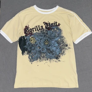 Y2k T-shirt - Y2k drainer Tröja i Medium storlek med väldigt coolt o detaljerat tryck på framsidan, Tröjan är fortfarande i topp kvalitet 