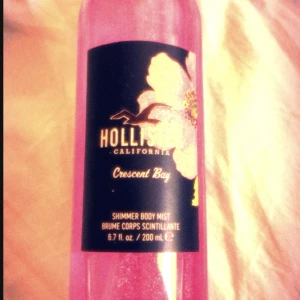 Hollister glitter body mist  - Den mest ikonsika body misten någonsin. Den är så glittrig och skimrig. Doften håller hela dagen och ett sprut räcker till HELA kroppen. Luktar så himla gott och är bland det finaste!😩🌴💕 Går ej att få tag på längre.200ml men använd så ca170ml.