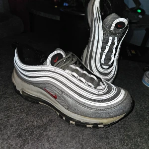 Nike air max 97 - I använt skick, litet litet hål på insidan av hälen som bild 2 visar.