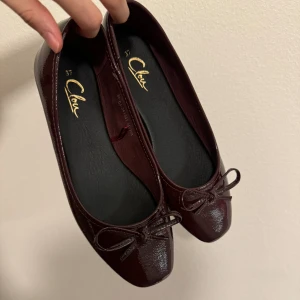 Vinröda ballerinaskor  - Såå fina bara provade! Från skopunkten super sköna! Sista bilden är på de men jag har klippt bort pärlorna ❤️