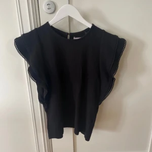 Svart topp - Super skön och fin topp nu till sommaren, enkel och passar till mycket. Prislappen kvar och inte andvänd. Pris kan diskuteras💕