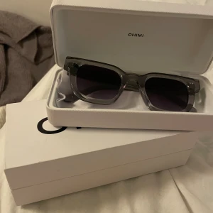 Chimis  - Säljer dessa snygga chimis pga att jag har fått nya och då kommer inte de till användning!💕Glasögonen är i bra skicka och lådor skickas med, däremot är själva påsen till glasögon i sämre skick och där av det låga priset! De blir perfekt för sommaren💕