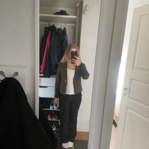 Kavaj med snygga läder detaljer! - Kavaj ifrån H&M, aldrig använd. Lite grönare i verkligheten än på bild. Inga defekter!  Använd köp nu!💕