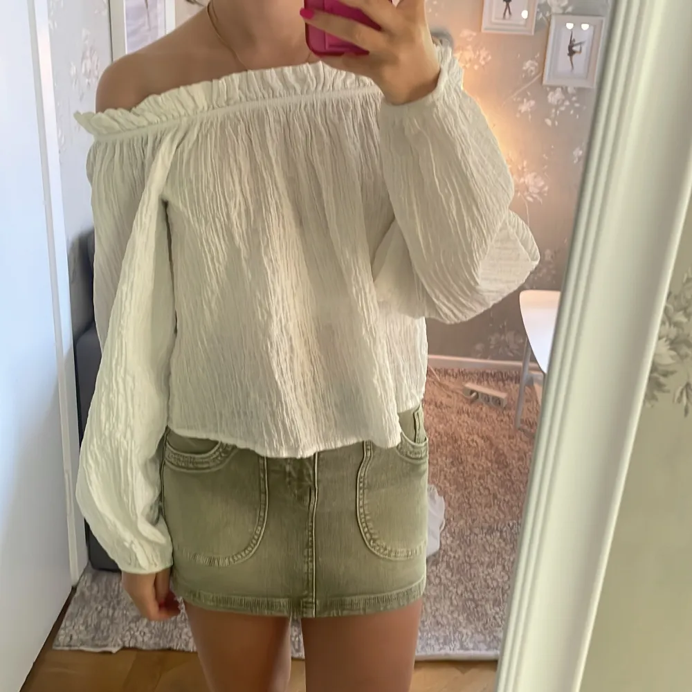 Oanvänd off shoulder blus från gina! Storlek xs . Blusar.