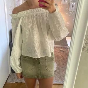 Off shoulder blus - Oanvänd off shoulder blus från gina! Storlek xs 