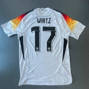 Tyskland Wirtz fotbollströja med Euro Patches - Tyskland em tröja med Wirtz på ryggen! Säljer pga för liten, i storlek M. Tröjan har det officiella em patchesen och är i perfekt skick