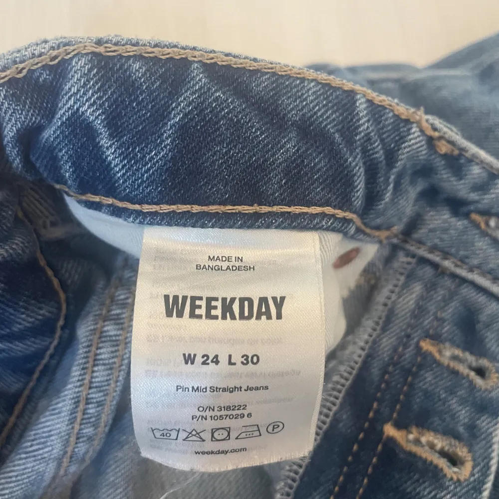 Säljer dessa mid waist jeans från weekday!! Dom är i bra skick och har använt dom ungefär 2-3 gånger. Säljer pågrund av att dom är för långa på mig. :)) ( dom är köpta för 650 kronor, säljer för 500 kr ) . Jeans & Byxor.
