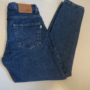 Woodbird jeans - Hej! Säljer nu dessa as snygga jeans från woodbird, det är regular/straight fit och köpte dem i somras för 899kr. Dem är använda några få gånger men är i väldigt bra skick! Han på bilden är 175 och dem passar perfekt. Hör av er vid funderingar! 