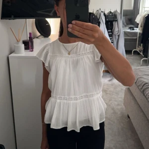 Blus - Gullig vit blus med volanger❤️