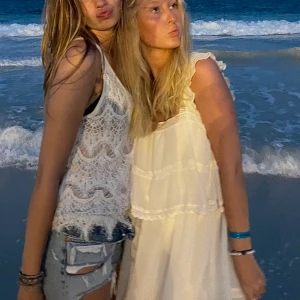 Vit volang klänning - Säljer denna så söta vita volang  klänning💕