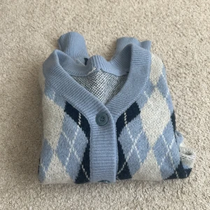 Blå Cardigan - Jättefin Blå cardigan från monki, köpt för mågra år sedan. Inga defekter 