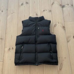 Ralph lauren väst - Säljer min Ralph lauren väst i storlek XL barn. Då den inte kommer till användning. 