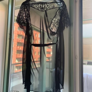 Hunkemöller kimono - Superfin och endast använd någon enstaka gång. Den är som helt ny utan hål eller slit! Köptes för 5 år sen för 399 kr och känner att jag inte har något behov av den. 