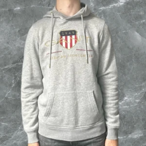 Gant Hoodie - Säljer min gant hoodie i 10/10 nyskick!🤩 Nypriset är 1500kr från deras hemsida💸💸 Modellen är 175cm lång✅ Skriv om ni har några funderingar💫