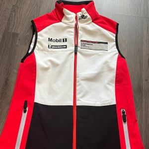 2 Porsche x Adidas västar - Vit, svart och röd Porsche motorsport x Adidas väst från 2014. Limited edition och säljs inte längre. Har 2, en i M och en i S. Dam modell, fitted passform. Båda är aldrig använda. 500kr/st. Skriv för mer info eller bilder! 💕