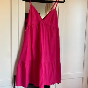 Såå fin rosa klänning från bikbok, klippt av storleken men tror s 💗