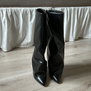 Trendiga klacks boots - Säljer dessa klacka skor, 10cm klack super snygga! 