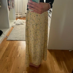 Lång kjol - Oanvänd lång kjol i blommigt tyg! Storlek xs