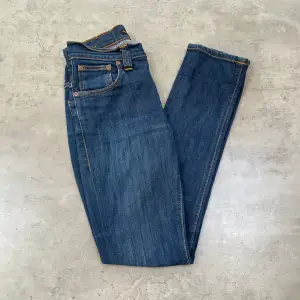 Ett par trendiga Nudie Jeans i model slim fit  Storlek W: 27 L: 32 Nypris: 1600 kr  Vårt pris: 499 kr  Skriv för mer funderingar/bilder 