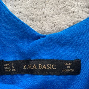 Fin blå blus!  - Det här en fin och perfekt blus för sommaren jag själv älskar färgen!  Storlek: S  Jag får son sommar vibe av den här blusen 💙