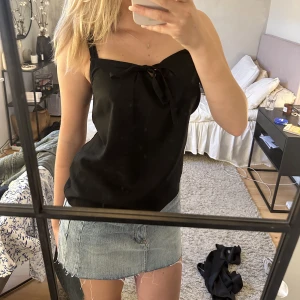 Gulligt linne  - Så fint linne med rosett! Köpt från Sellphy men i bra skick 🤍🤍🤍 Strl XS. Hör av er vid intresse!