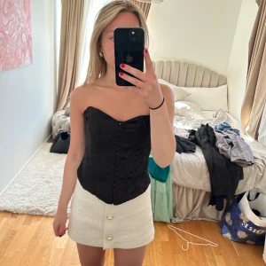 Korsett - Svart korsett som tyvärr är för stor för mig