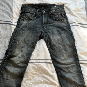 Replay Anbass Jeans - Ett par replay anbass i 10/10 skick och knappt använda.  Storlek 27/32 men passar även 27/30