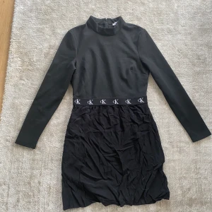 Söt Calvin Klein klänning 🥰 - Jag säljer min fina Calvin Klien klänning som har blivit för liten!  Storlek: s  Har fickor vid sidorna som man inte ser på bilderna 🩷 den är i fint skick! 🩷
