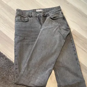 Skit snygga jeans ifrån Gina! Köpta för 500kr och säljer för 200, storlek 34 och de är lågmidjade, även bootcut/straight jeans, fint skick💓