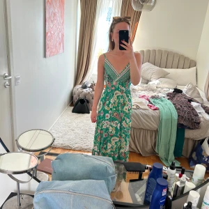 Klänning från design by si - Söt långklänning