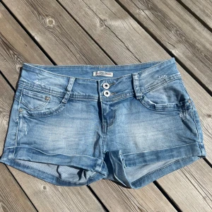 Lågmidjade jeansshorts - Snygga lågmidjade jeansshorts! Fint skick💓 Midjemått rakt över: 38-39 cm Hör av er om ni vill köpa!