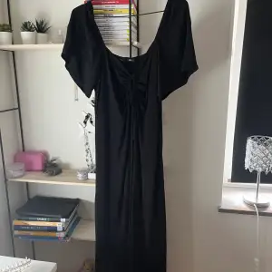 Jättefin svart klänning. Köptes för ungefär ett år sedan  men har använts 1 gång typ❤️