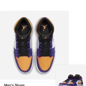 Nike Jordan 1 High - Använt lite gran men med crease protektors, de är inprincip nya. Behöver lite pengar till studenten så om du är snabb och kan komma hämta dom i Vällingby så kan jag sänka priset lite. Köpte de för 2200kr ungefär så känns som ett rimligt pris