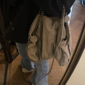 Stella McCartney väska - Säljer min Stella McCartney väska, självklart äkta, kommer med dustbag. Använd väldigt mycket, kedja är därav lite rosa på vissa ställen❤️ ( kommer inte ihåg vad modellen heter men kan kolla upp)