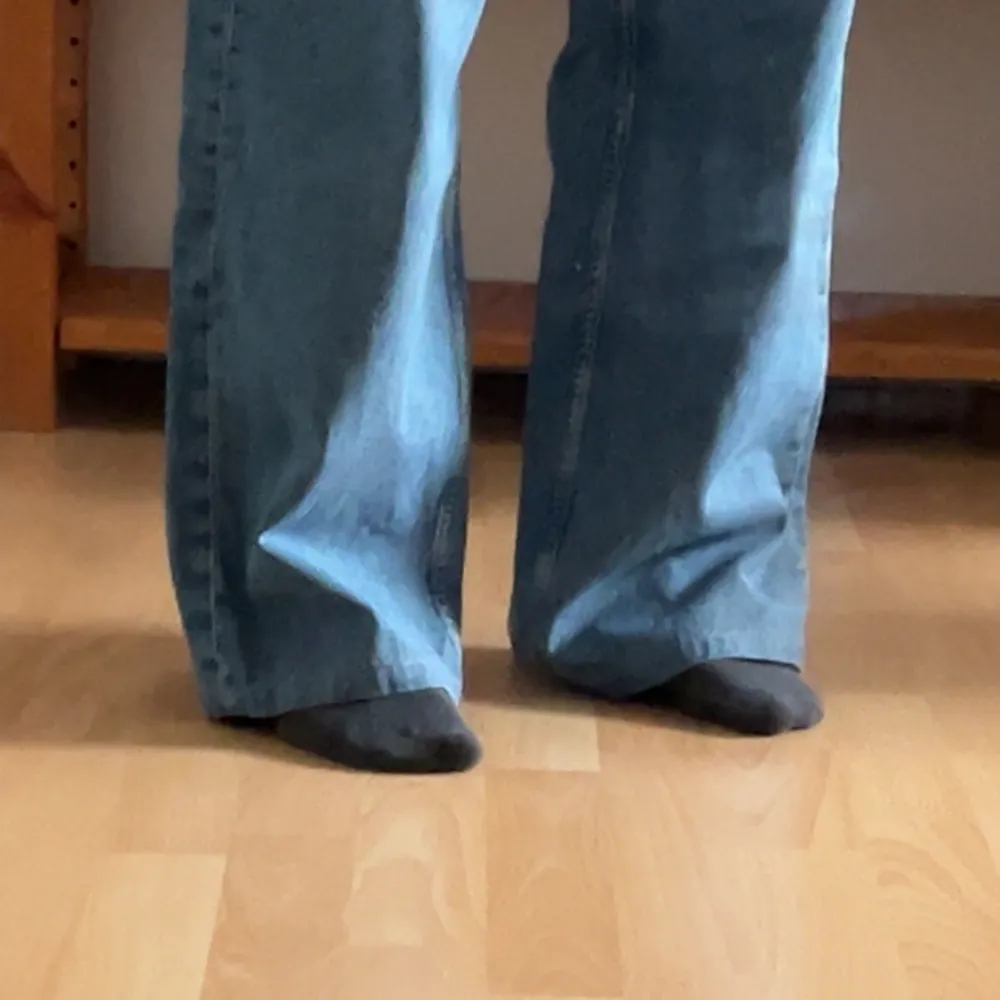 (uppsydda) mid waist mörkblå baggy jeans från hm, endast slitet på ett av benen men annars väldigt bra skick. Jeans & Byxor.