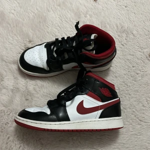 Jordan 1 Mid  - Storlek 36.5, pris går att diskutera 😊