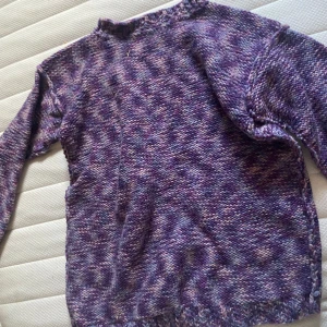 Stickad tröja - Stickad tröja åt det lila hållet. Vet inte vart den är ifrån då jag inte hittar några lappar skulle gissa att den är storlek M. Aldrig använd