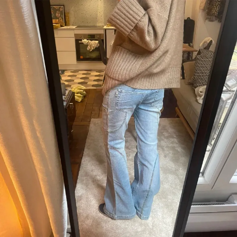 Super coola jeans! Köpts här på plick så därmed är bilderna från hon jag köpte de av. Passar längre personer runt 175. Tryck gärna på köp nu! 💋💋💋💋🙌🏽🙌🏽🙌🏽🙌🏽. Jeans & Byxor.
