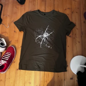 Spider shirt - Its a bit bigger then its size Condition good