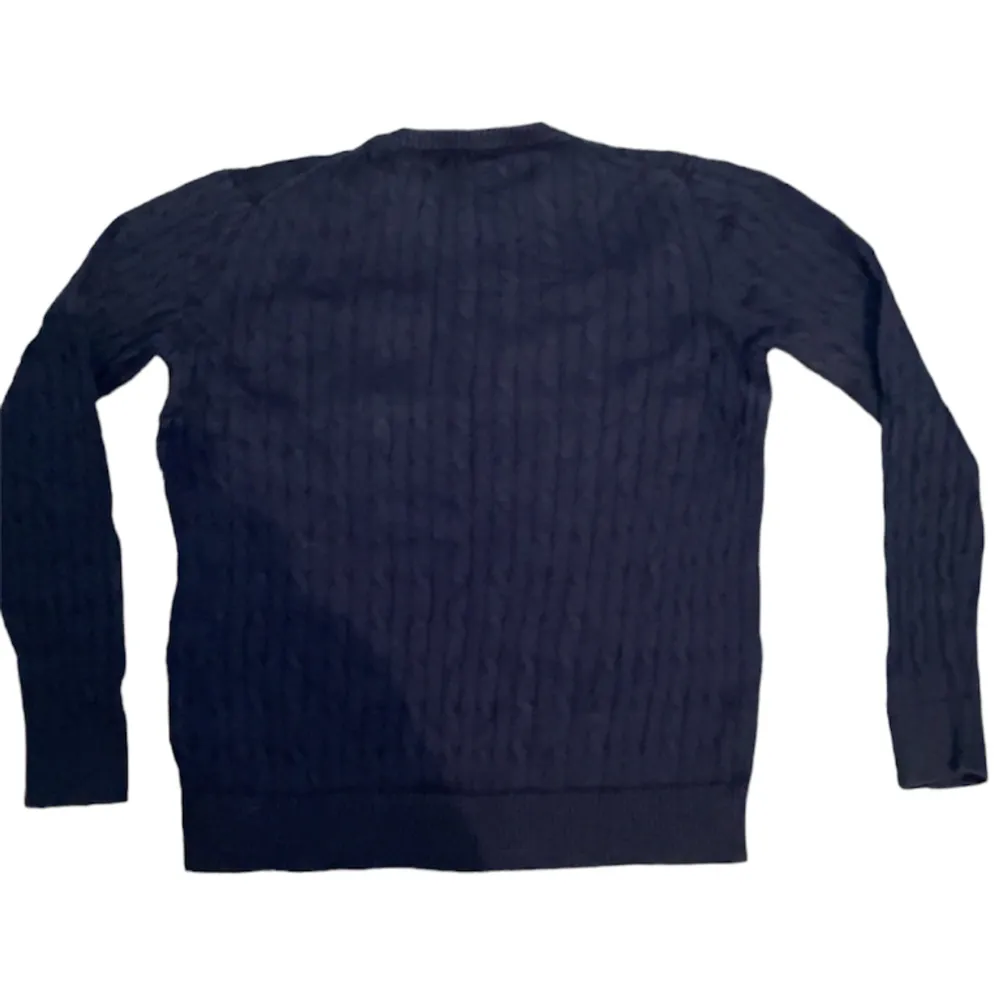 Tröjan är 9/10 eller 9,5/10 i kvalitet och tröjan passar storlek S/170 cm. Tröjan är också marinblå. Den är riktigt fin och skulle rekommendera till någon med stil! Pris kan diskuteras!. Stickat.