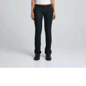 BRUNA kostymbyxor - Säljer mina bruna kostymbyxor, nya men utan prislapp pga köpte fel storlek. Bilden är samma modell men i svart