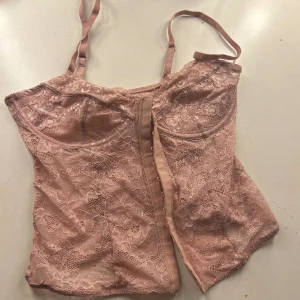 Rosa korsett - Säljer denna rosa korsett i storlek xs som är förliten för mig, därav finns inga fler bilder! Från NAKD❤️