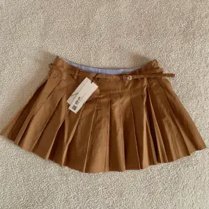 Otroligt snygg plisserad kjol från ZARA med skärp och dold dragkedja på sidan för enkel öppning. Ny med tags kvar, utan anmärkningar.