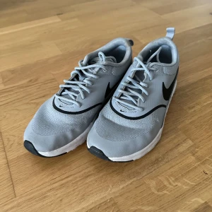 sneakers Nike - bra skick, strl 37