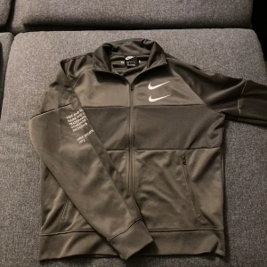 Nike fleece - Knappt använd då den varit lite för stor för mig smak. Väldigt fint skick med andra ord. Storlek M