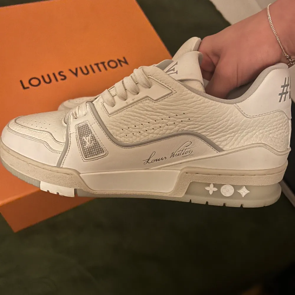 Louis Vuitton trainers, box, kvitto, dustbags, extra laces. Köpta på Louis Vuitton butiken i Stockholm  Pm för fler bilder eller info!. Skor.
