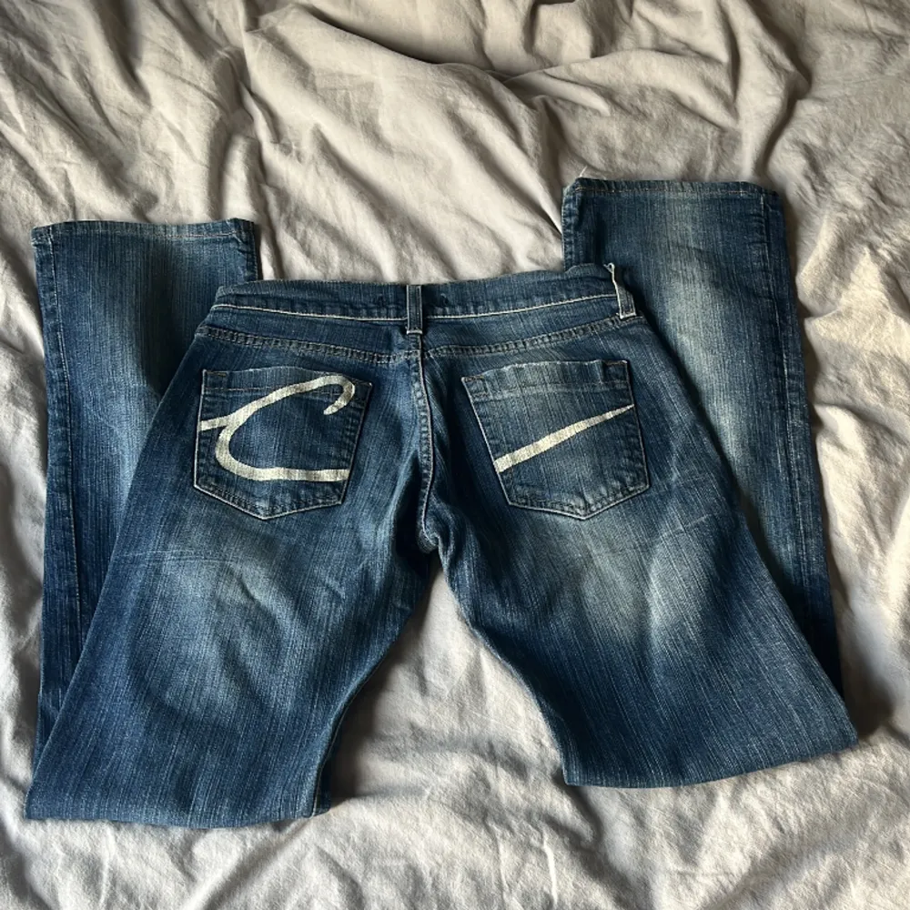 Jätte snygga lågmidjade, bootcut jeans med dubbelknapp💕Mycket bra skick och bara använda ett få tal gånger❣️. Jeans & Byxor.