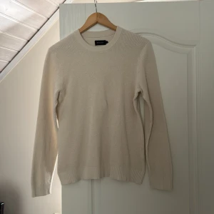 Riley stickad tröja - Bra skick (9/10).  För liten för mig därav säljes. Nypris 700kr