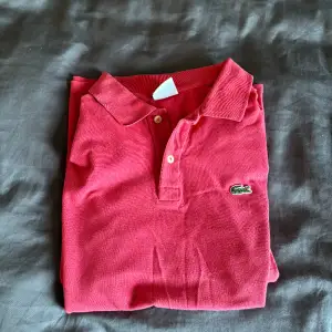 En fin Lacoste tröja som är nästan helt ny || den är röd rosa || har du några funderingar eller tankar kontakta oss ||